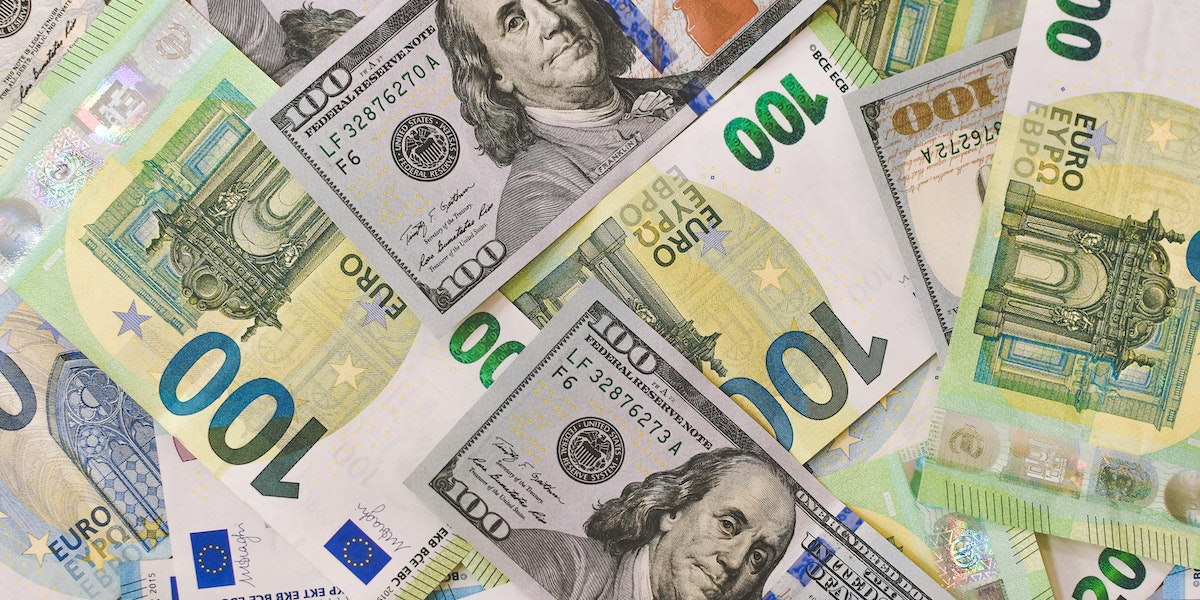 llevar a Europa dólares o euros